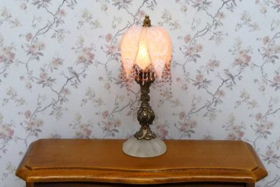 Victoriansk miniature lampe med bronze fod og stofskærm