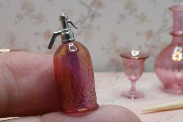 Miniature soda sifonflaske i Guld rubinglas