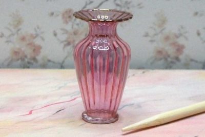 Græsk tranebærglas vase i miniature