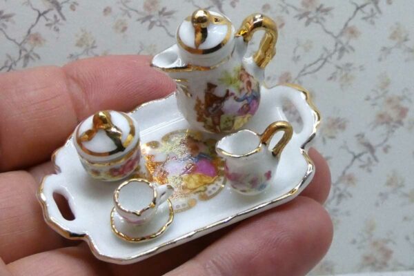 Reutter Porcelæn Miniature rococo kaffestel på bakke