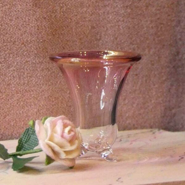 Dukkehus vase m. changerende glas. Tranebærglas og klart glas