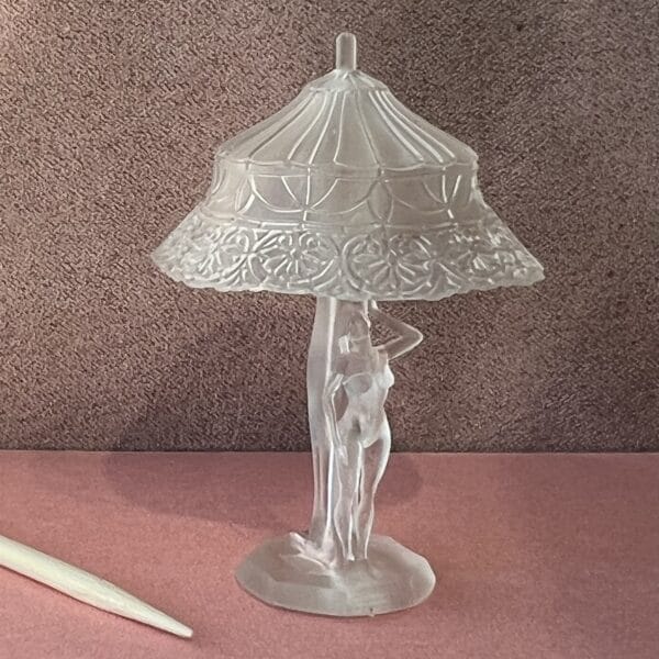 Tiffany bordlampe med kvindefigur