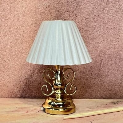 Dukkehus LED bordlampe med ornemental messingfod og plisseret lampeskærm